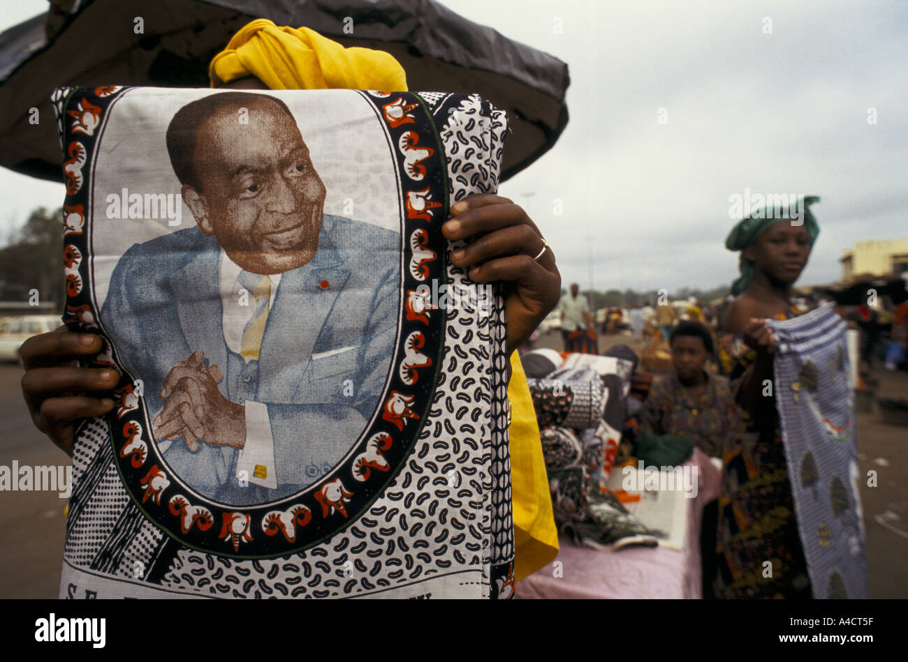 Boigny s Beerdigung Côte d ' Ivoire Anbieter verkaufen Tuch mit Houphouet Boigny s Gesicht aufgedruckt Februar 1994 Stockfoto