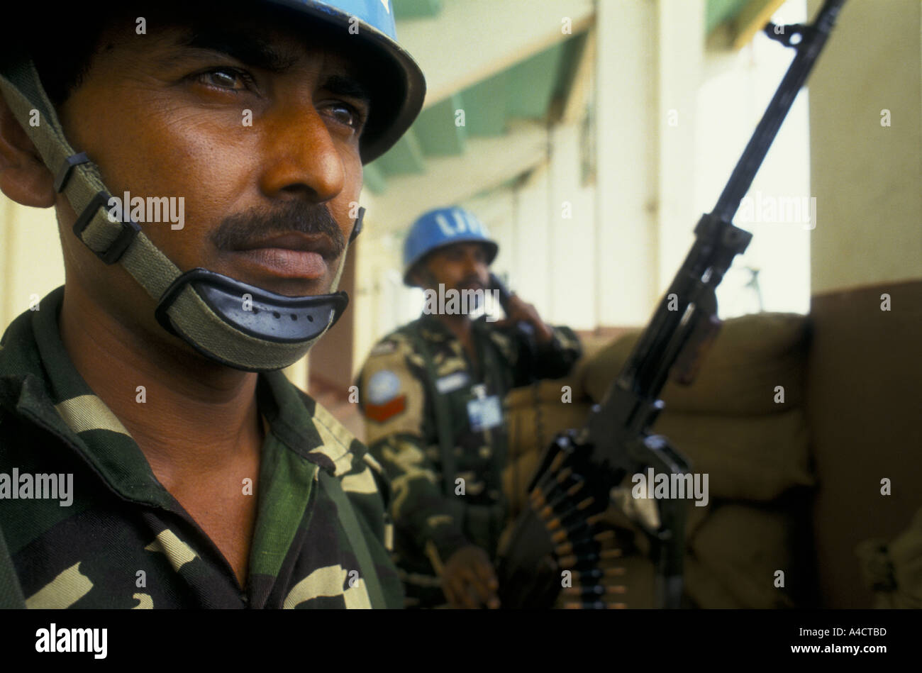 Ruandischen Bürgerkrieges - Bangladeshi UN Truppen bewachen 6000 Menschen im Fussballstadion April 1994 Stockfoto