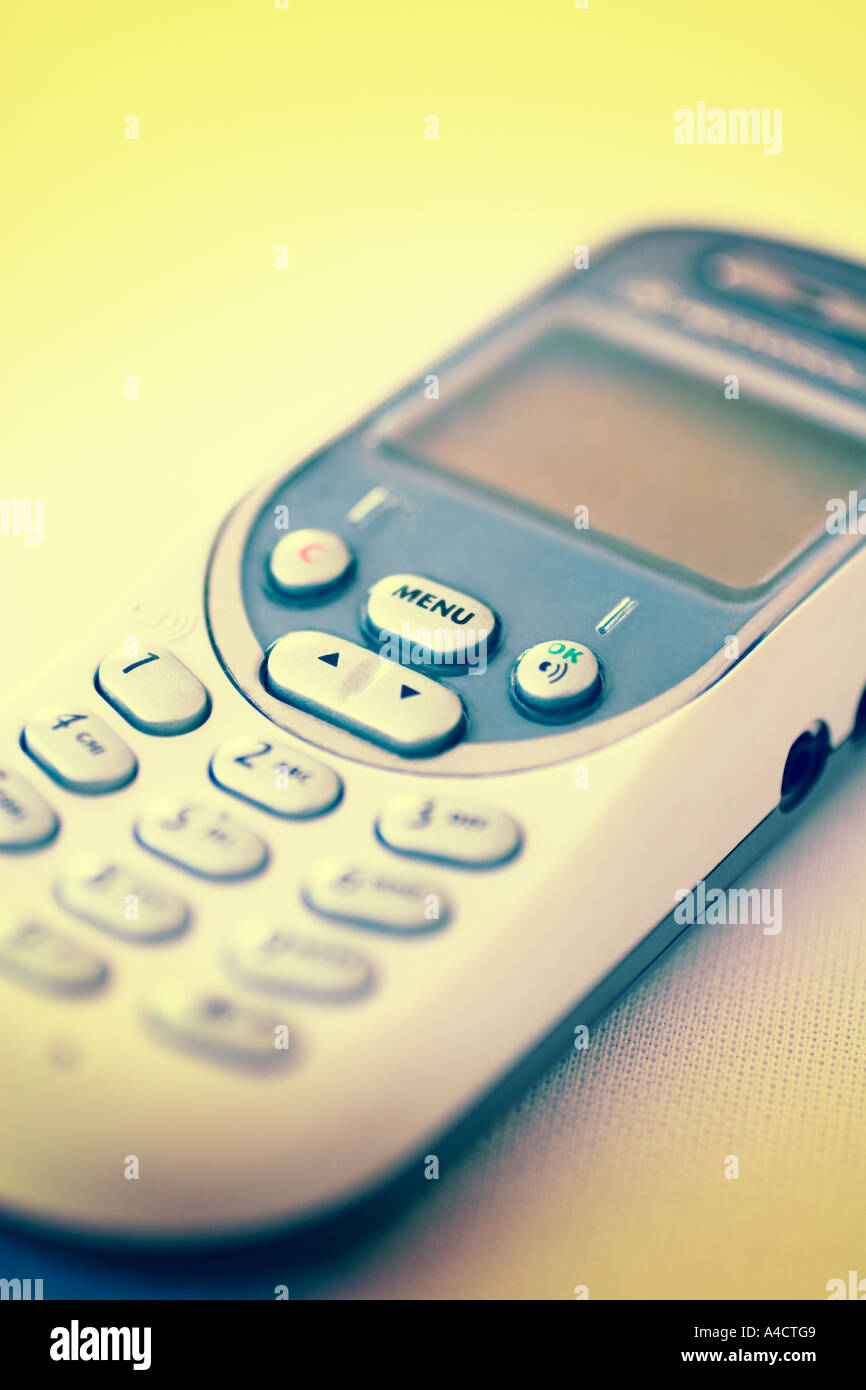 Ein Mobiltelefon auf weißem Hintergrund. Bild mit begrenzten Schärfentiefe. Stockfoto