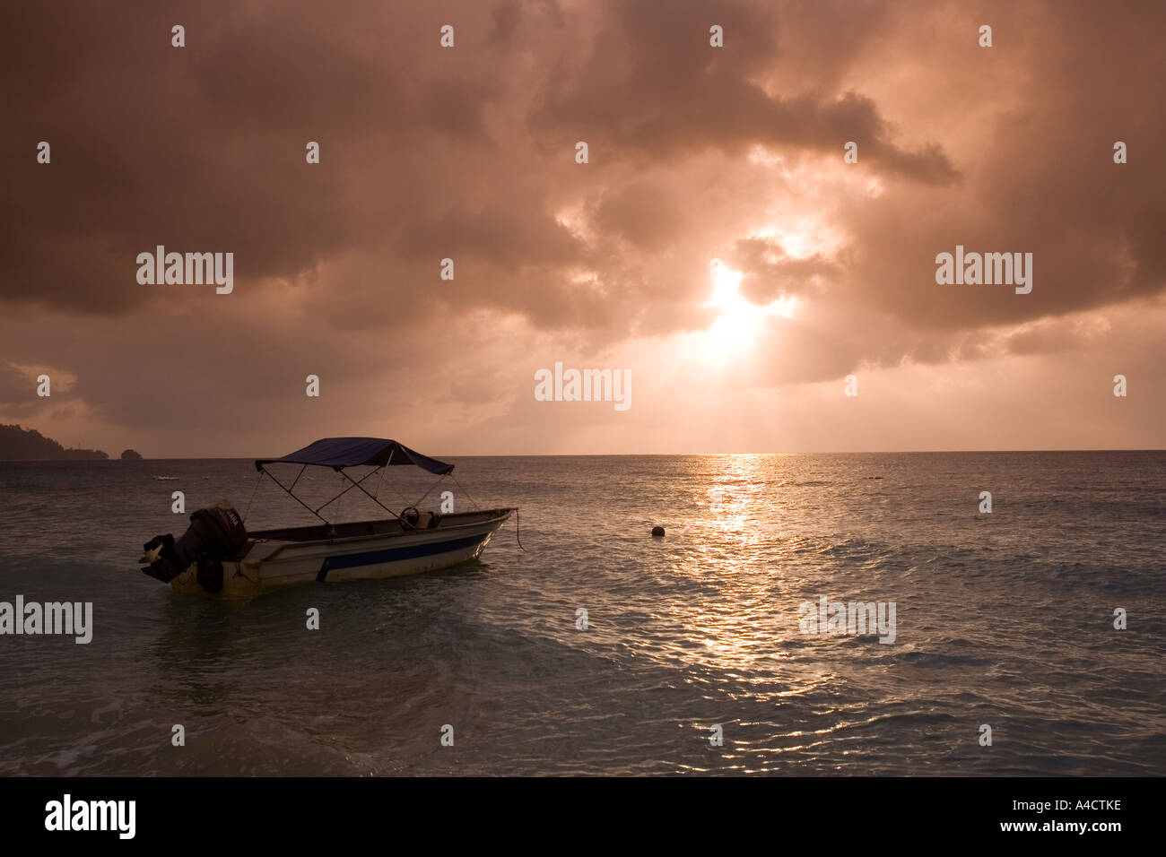 Malaysia Pulao Tioman Air Batang ABC Dorf Strand Boot bei Sonnenuntergang Stockfoto