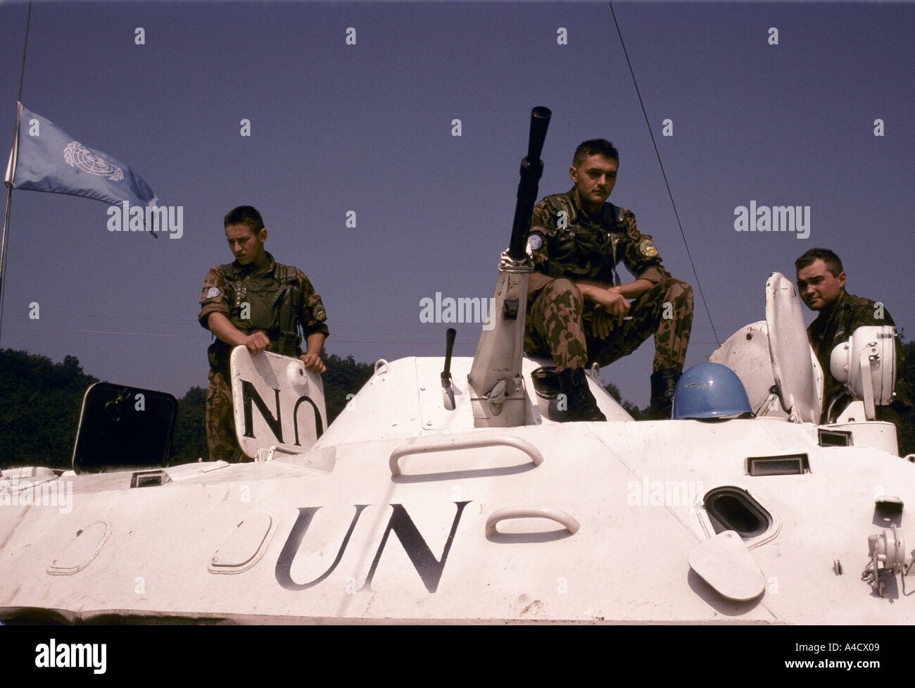 Russische UN-Truppen überwachen bosnischen und serbischen Artilleriestellungen. Stockfoto