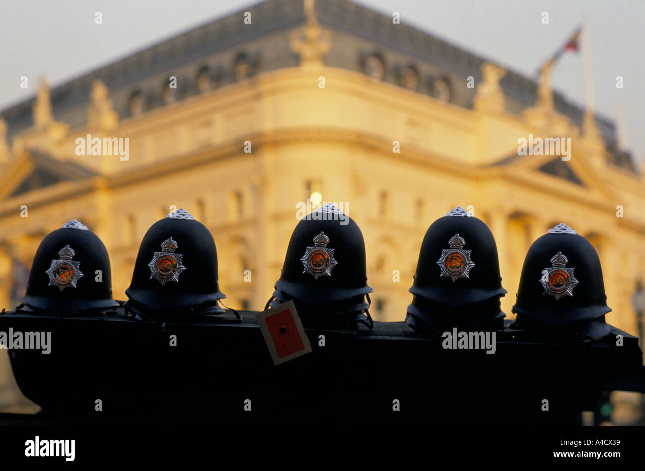 SPIELZEUG POLIZEI HÜTE ZUM VERKAUF STAND ON STREET, LONDON Stockfoto