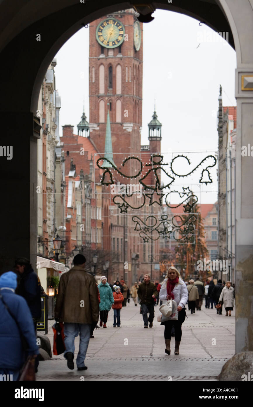 Fußgänger Fuß durch den Torbogen in der Altstadt in Danzig, Polen Stockfoto