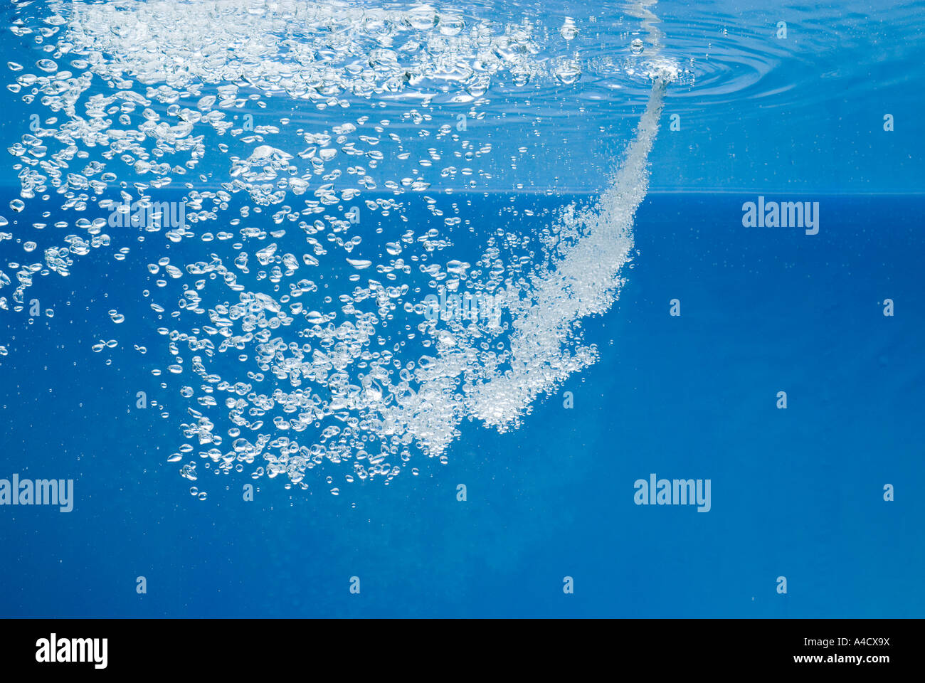 Wasserstrahl erzeugt viele Luftblasen Stockfoto