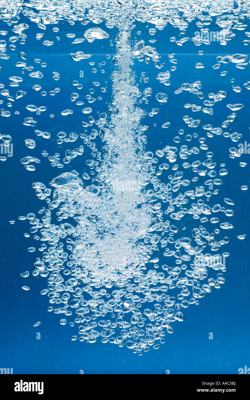 Wasserstrahl erzeugt viele Luftblasen Stockfoto