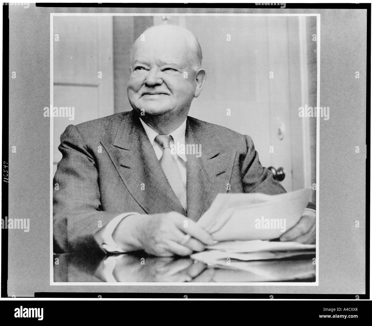 Der ehemalige Präsident Herbert Hoover sitzen einen Schreibtisch in Mark Hopkins Hotel San Francisco Hoover zu Geburtstag ehrt 1954 Stockfoto