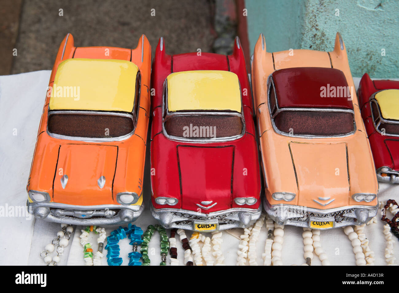 Drei klassische amerikanische Modellautos für Verkauf in einem Markt, Havanna, Kuba Stockfoto