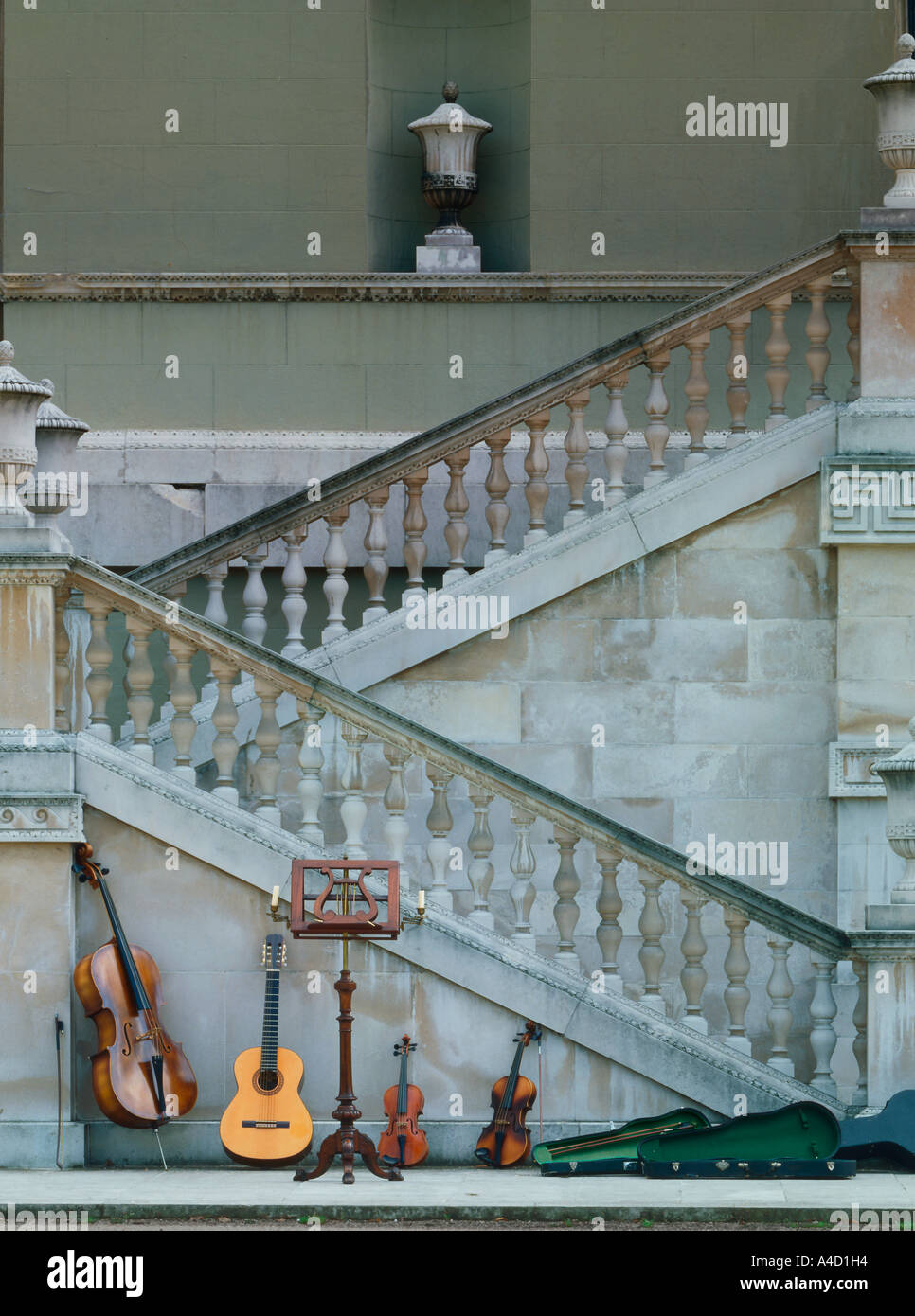 Gitarrenquartett: Cello, Gitarre, Violine und Viola, am Fuße des steinernen Ballustrade des 18. Jahrhunderts Chiswick House. Stockfoto