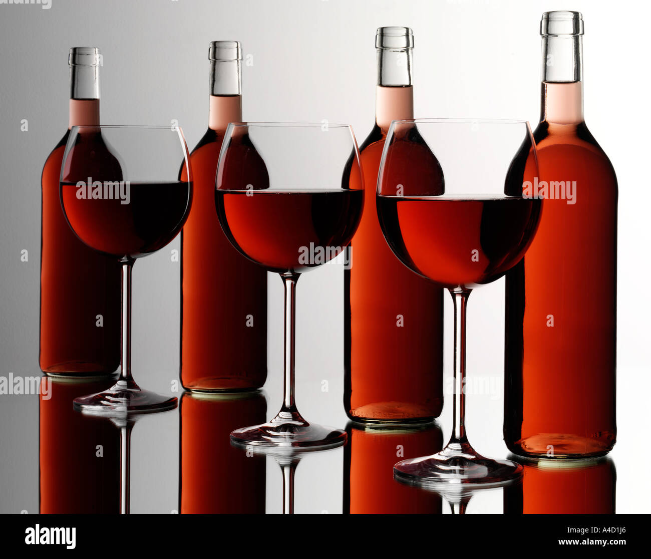 ROTWEINGLÄSER UND FLASCHEN Stockfoto