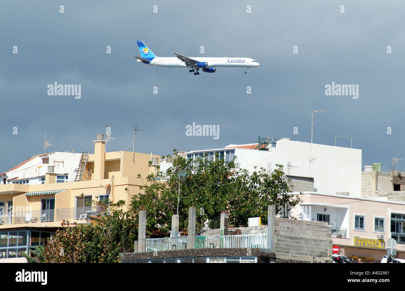 Urlaub-Jet niedrig über Los Abrigos Dorf im Endanflug in Sur Reina Sofia Flughafen Teneriffa-Kanarische Inseln-Spanien Stockfoto