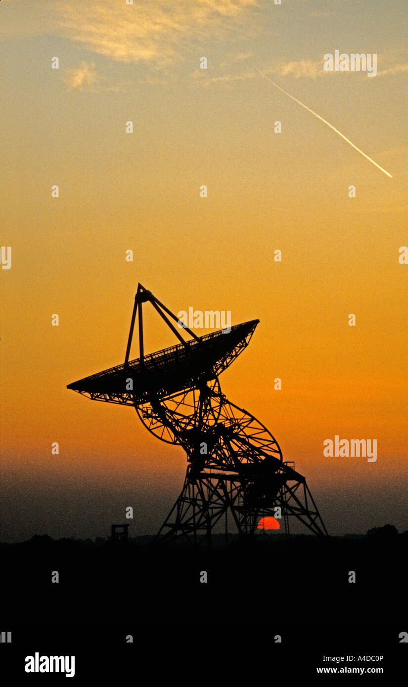 Satellitenschüssel am Mullard Radio Astronomy Observatory, Cambridge, UK, Silhouette bei Sonnenuntergang Stockfoto