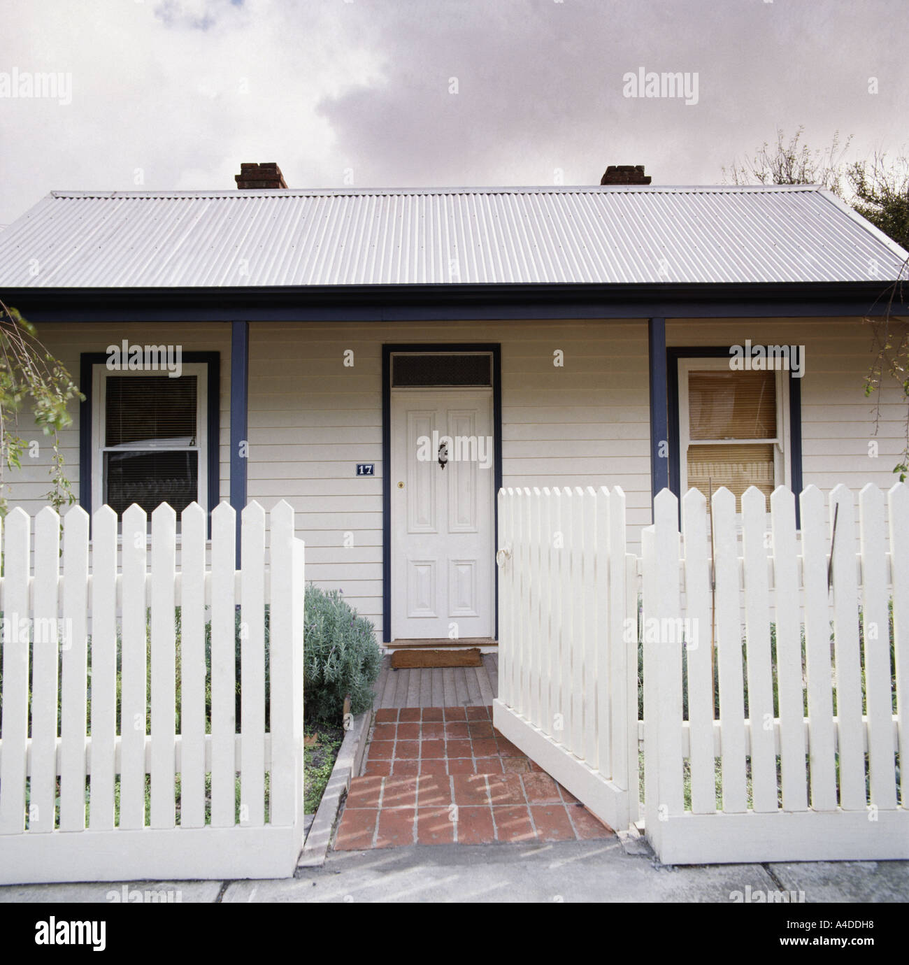 Weiße Pickett eingezäunt Bungalow Ferienhaus Stockfoto