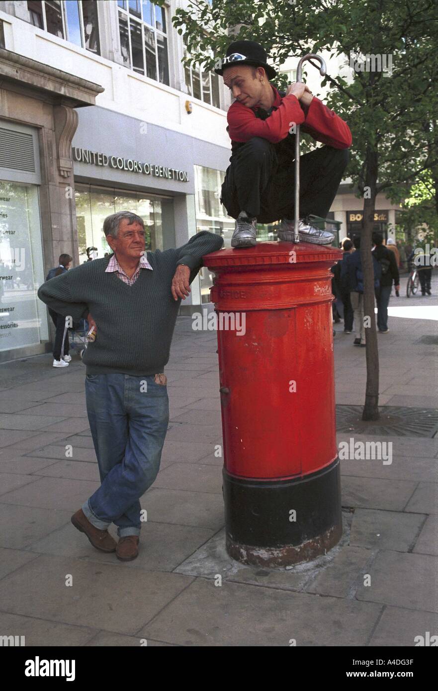 Ein Anti-Globalisierungs-Demonstrant thront auf einem Briefkasten in Oxford Street, central London, May Day London, Stockfoto