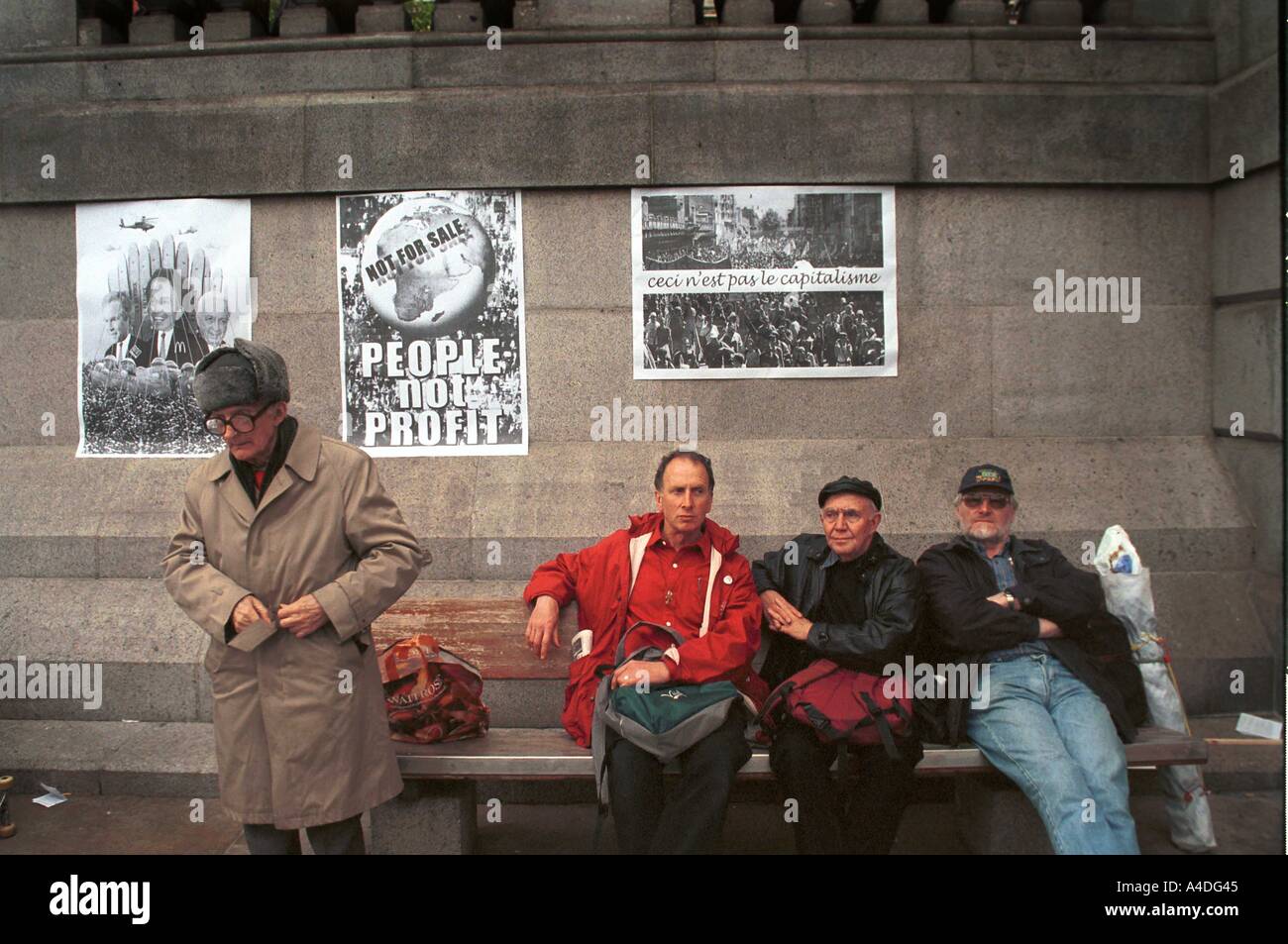 Gewerkschafterinnen und Gewerkschafter ruhen während einer Anti-Globalisierungs-Protest im Zentrum von London, Mai 2002 Stockfoto