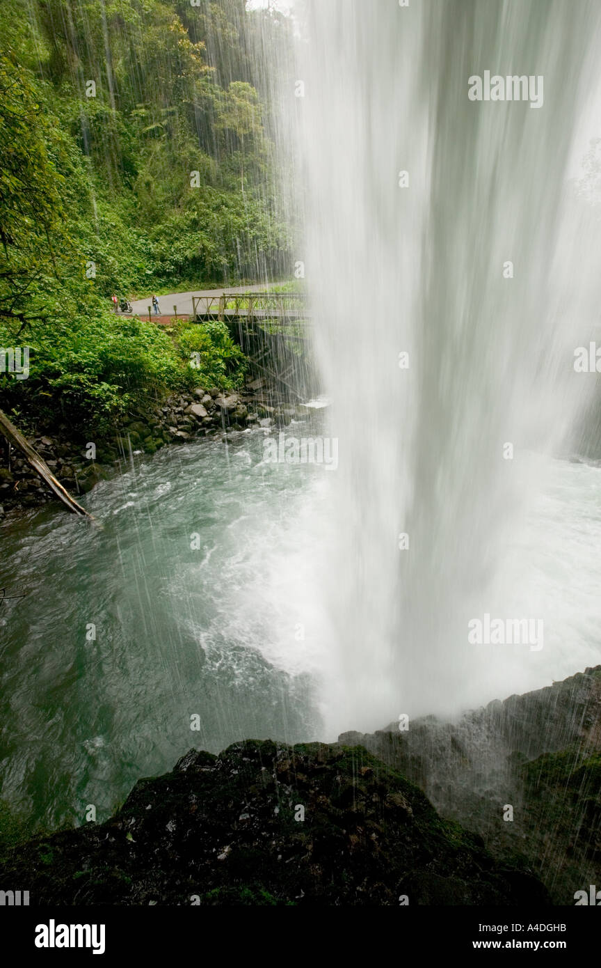 Ansicht von hinten La Paz Wasserfall (34 m Fallhöhe) in La Paz Wasserfall Gärten, Valle Central & Highlands, Costa Rica Stockfoto