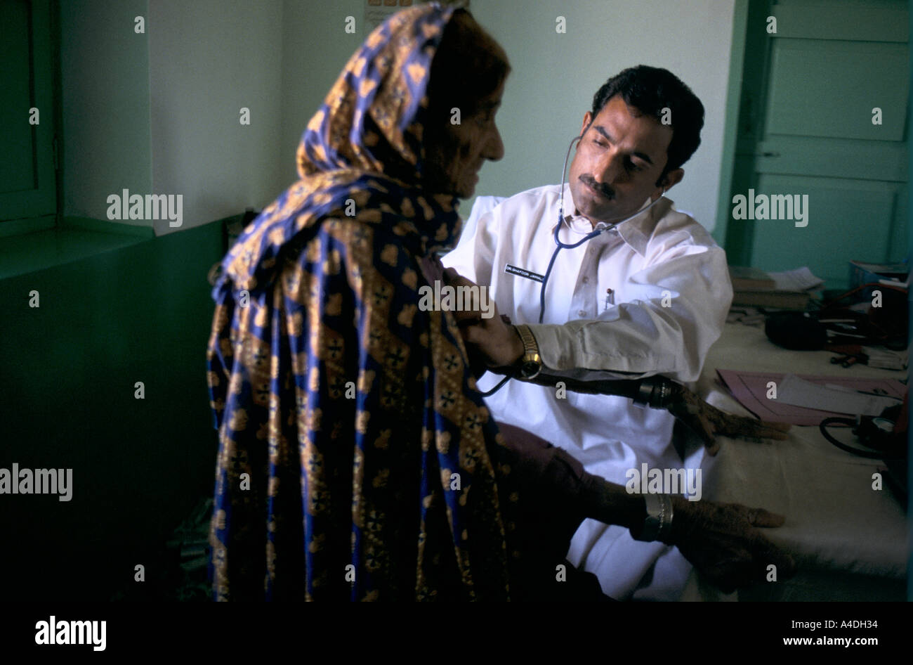 Ein Arzt untersucht eine Frau in einer Klinik in der Provinz Sindh, Südpakistan Taung Dorf Stockfoto