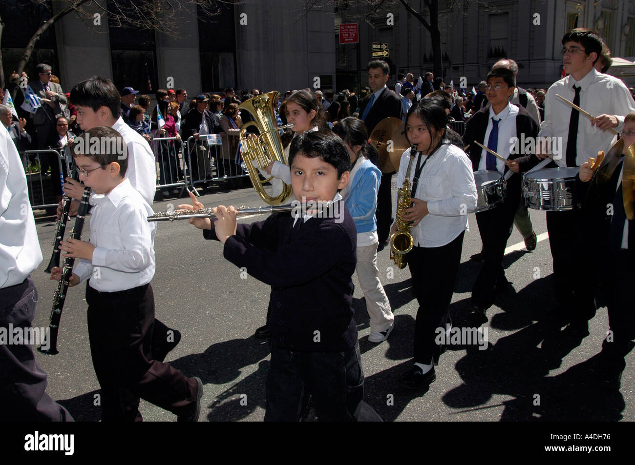 Eine NYC Schule marschierendes Band marschiert in die griechischen Indpendence Day Parade Stockfoto