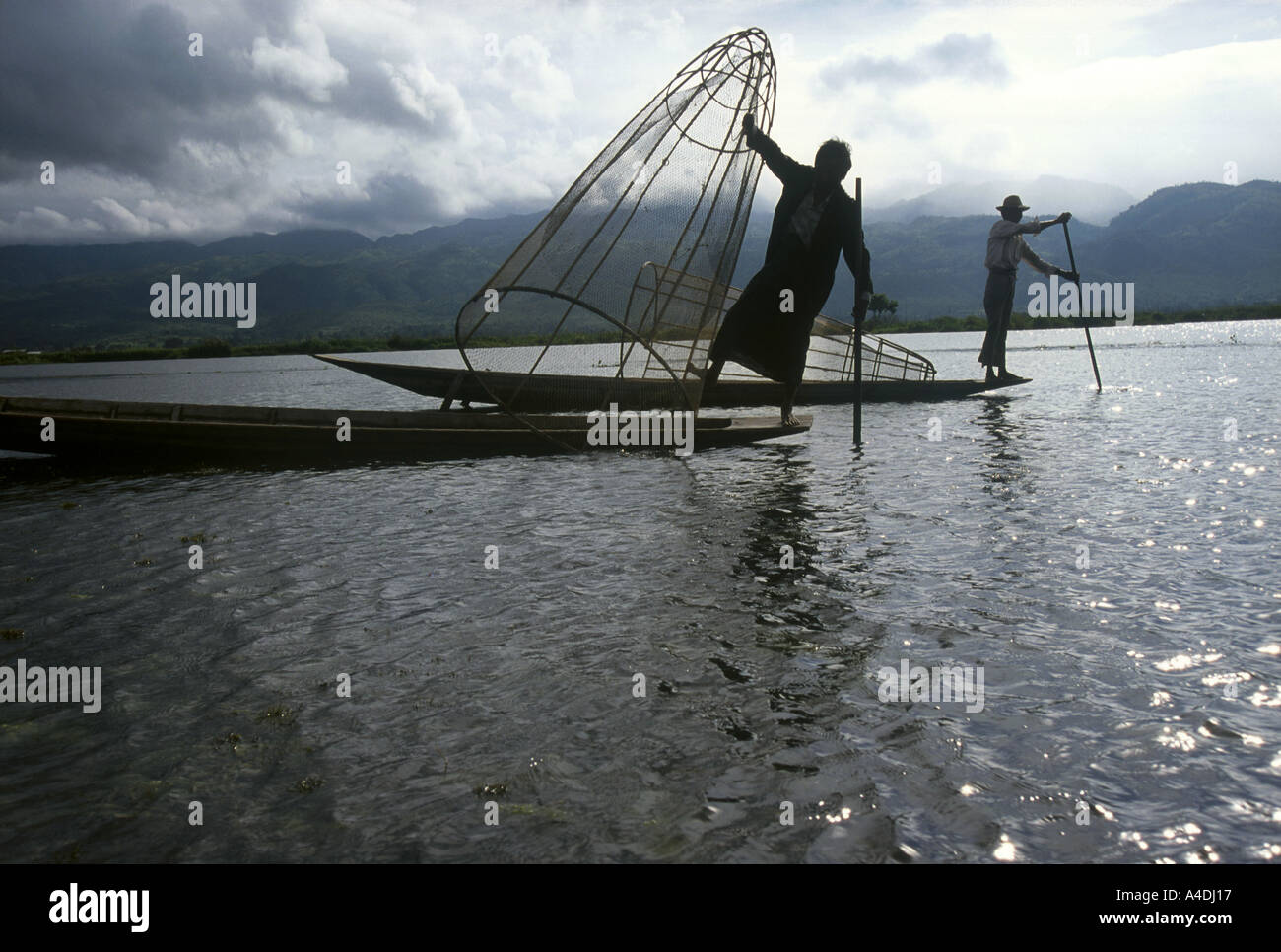 Zwei Fischer auf ihren Booten auf einem See. Myanmar, Burma Stockfoto