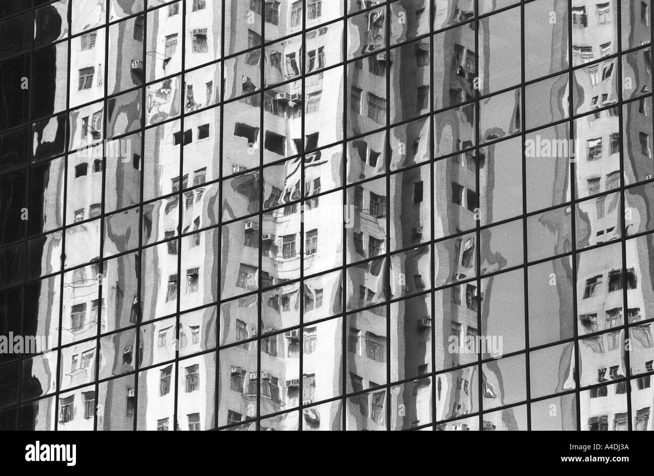 Bürogebäude in das Glas von anderen Bürogebäuden Volksrepublik China, Hong Kong HKSAR wider Stockfoto