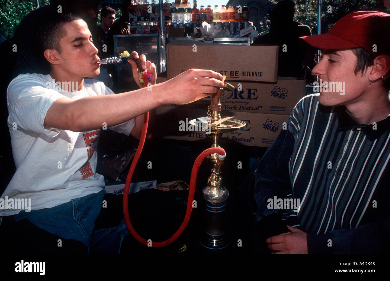 Zwei Teenager Rauchen Haschisch in einer Wasserleitung im Washington Square Park Stockfoto