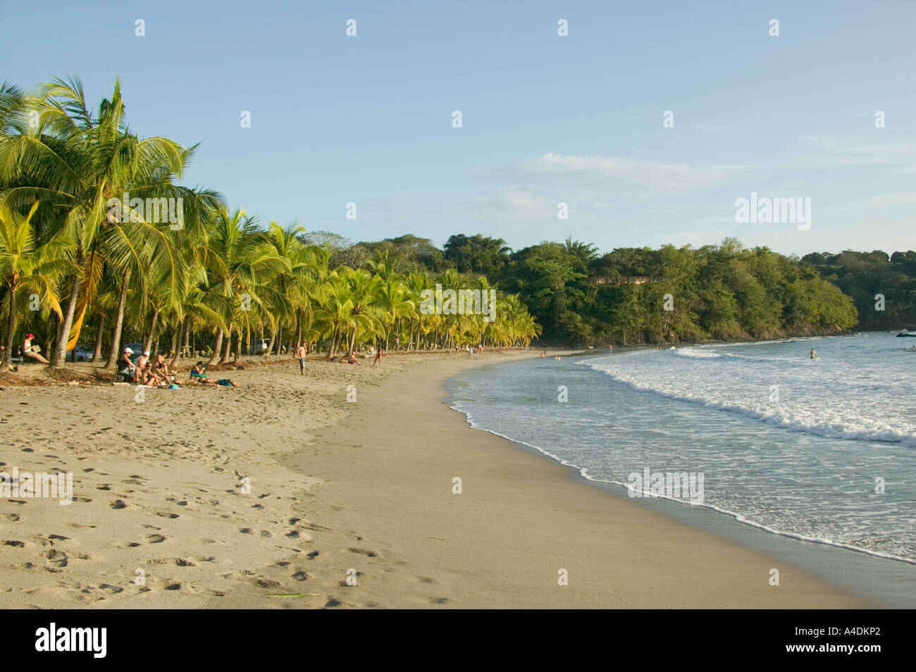 Ticos (Costaricaner) genießen Sie die untergehende Sonne Licht am Playa Carrillo, neben Sámara, Guanacaste, Costa Rica Stockfoto