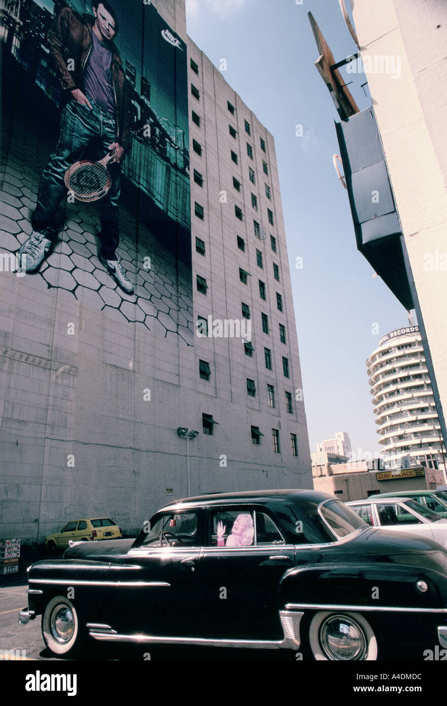 Ein Marilyn Monroe-Ausschnitt in einem Auto auf einer Straße von Los Angeles Stockfoto