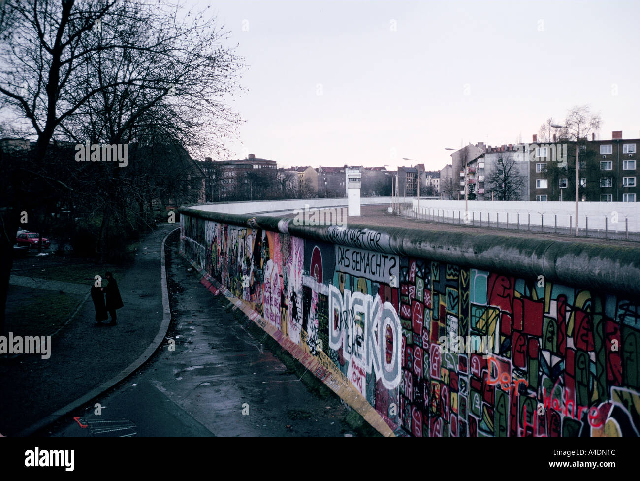 Die Berliner Mauer. West-Berliner vor Vereinheitlichung März 1989 Stockfoto