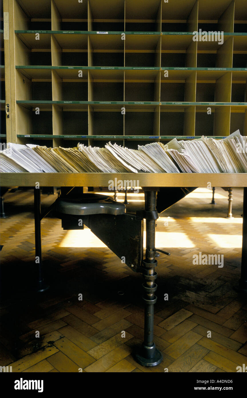 Einen Stapel von Briefen liegend auf einem Desktop, warten darauf, während eines Post-Streits in Ziel-Boxen sortiert werden Stockfoto