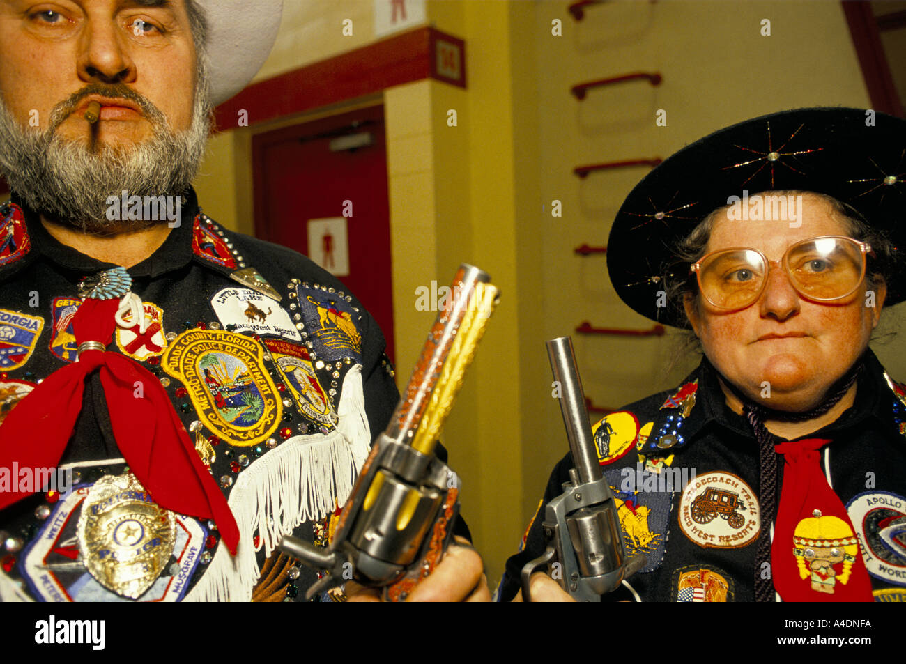 Ein paar Fans zeigen ihre Pistolen an der Country und Western-Musik-Festival in Wembley, London Stockfoto