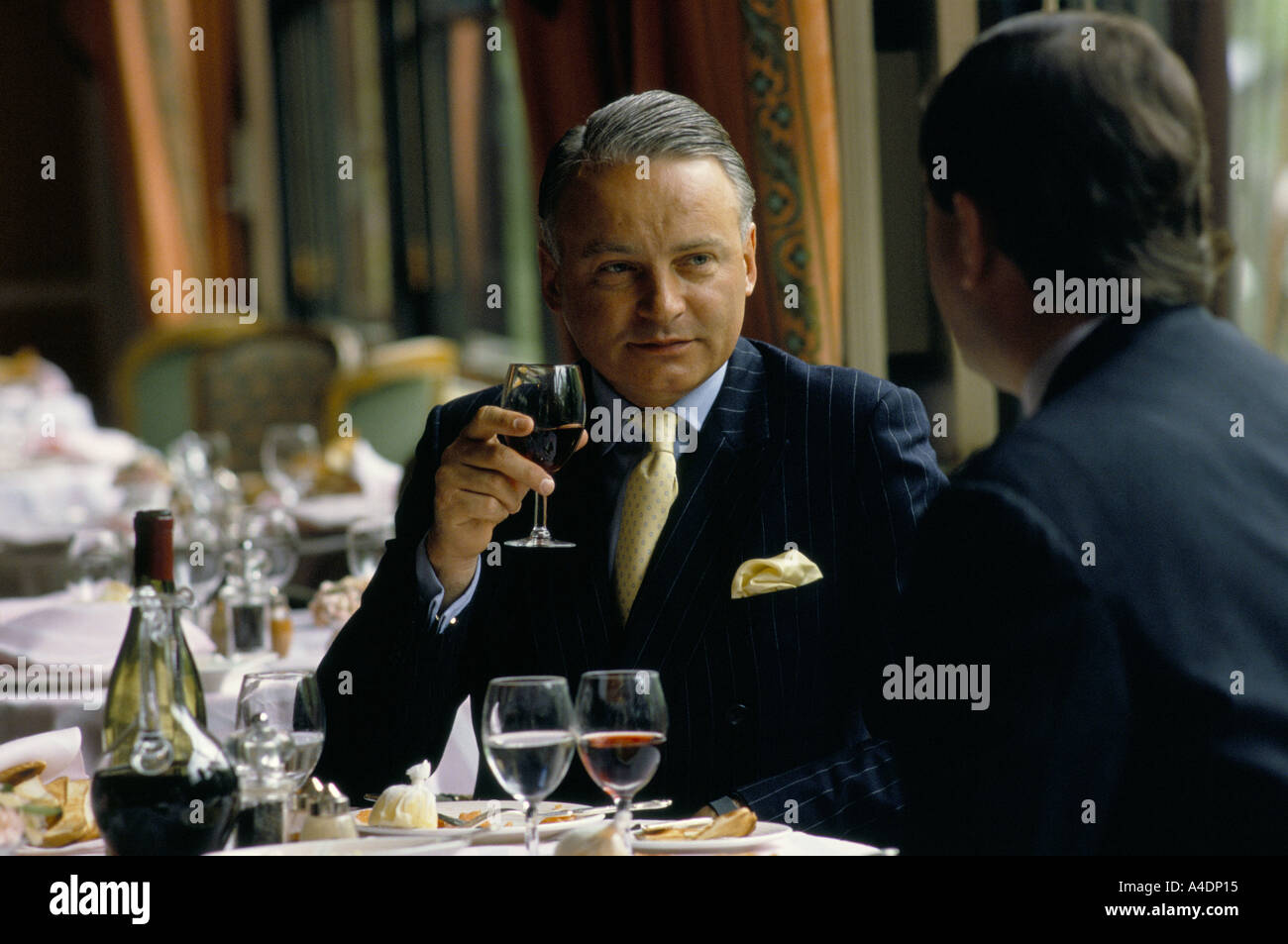 Menschen Essen im Savoy, London Stockfoto