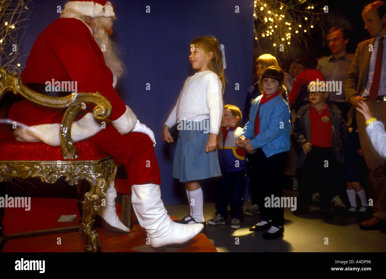 Kinder, deren Eltern Schlange, um den Weihnachtsmann zu sehen Stockfoto