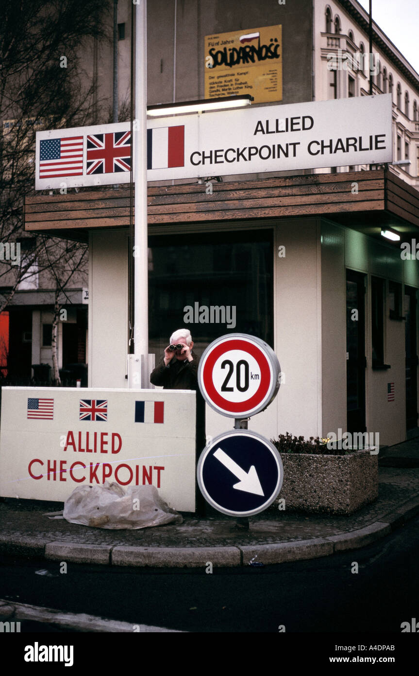 Checkpoint Charlie, die Berliner Mauer vor Vereinheitlichung, März 1989 Stockfoto