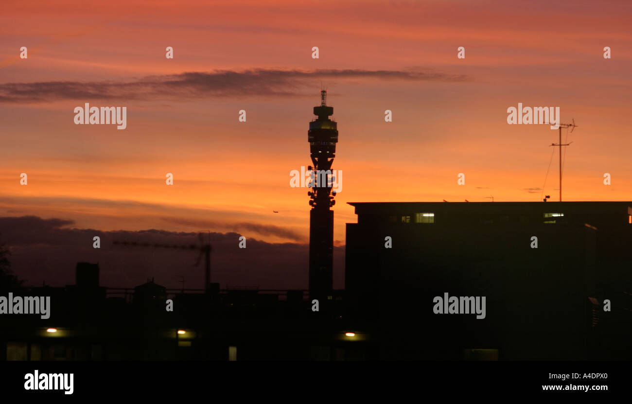 London-Telekom-Turm gemacht früher BT Tower und Post Office Tower 60 Cleveland Street 189 m hoch aus Beton Stahl und Glas Stockfoto