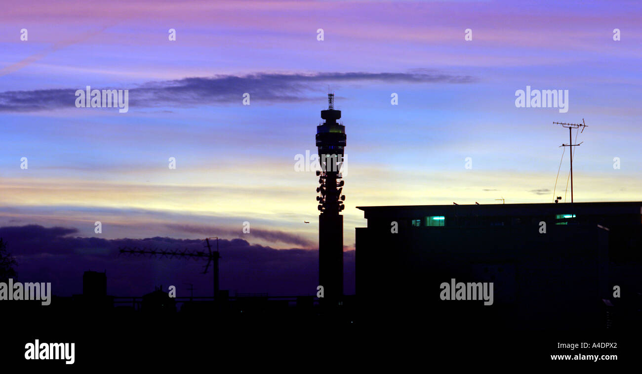 London-Telekom-Turm gemacht früher BT Tower und Post Office Tower 60 Cleveland Street 189 m hoch aus Beton Stahl und Glas Stockfoto
