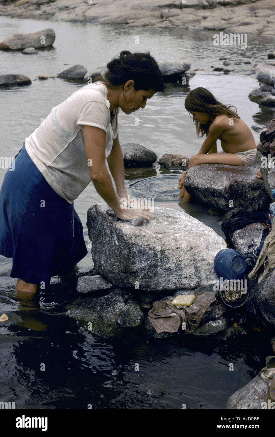 Frau und Tochter, die Wäsche im Fluss Boaco-Nicaragua Stockfoto