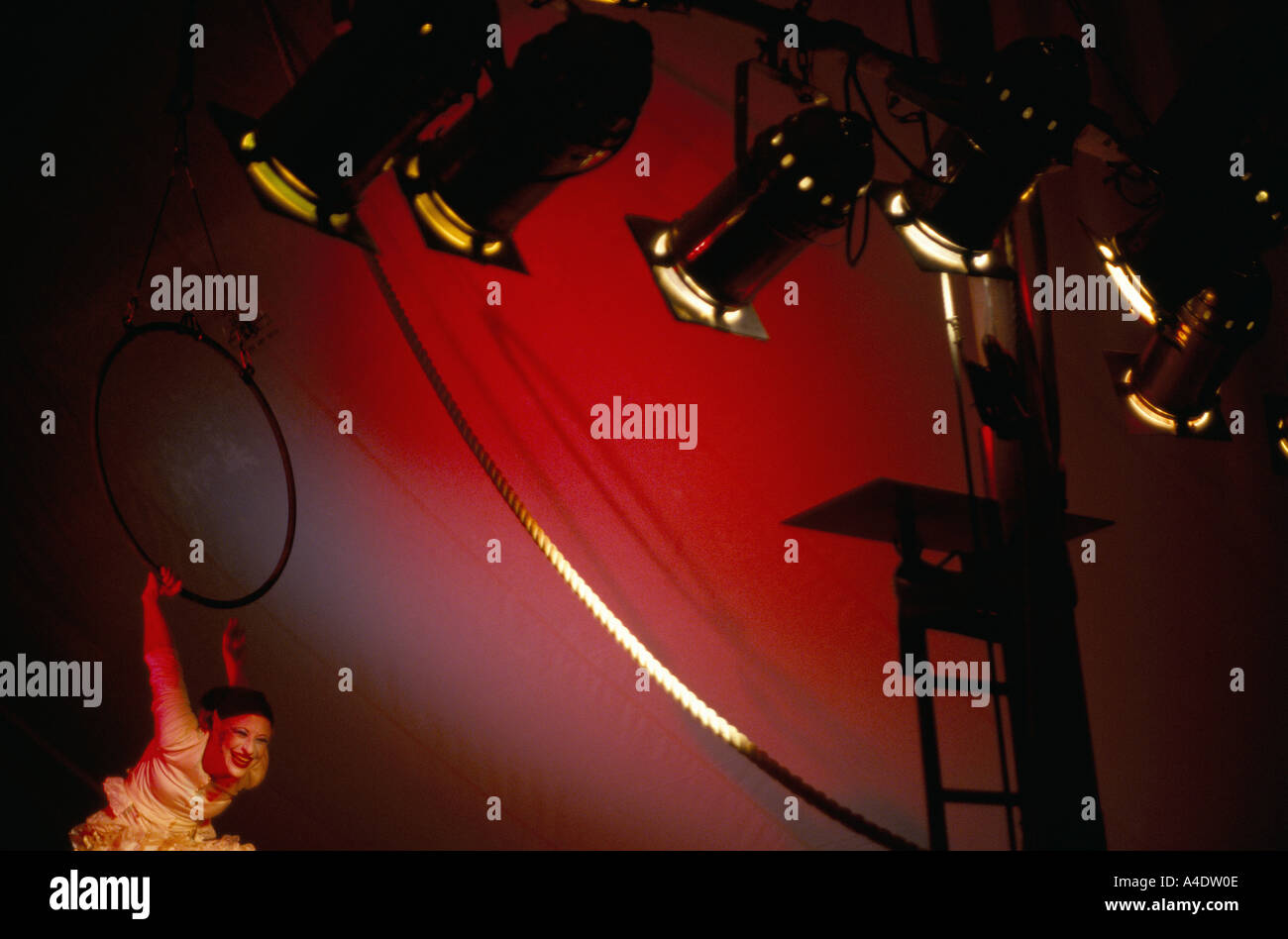 Ein Trapezkünstler führt in das Zirkuszelt im Gifford Circus Stockfoto