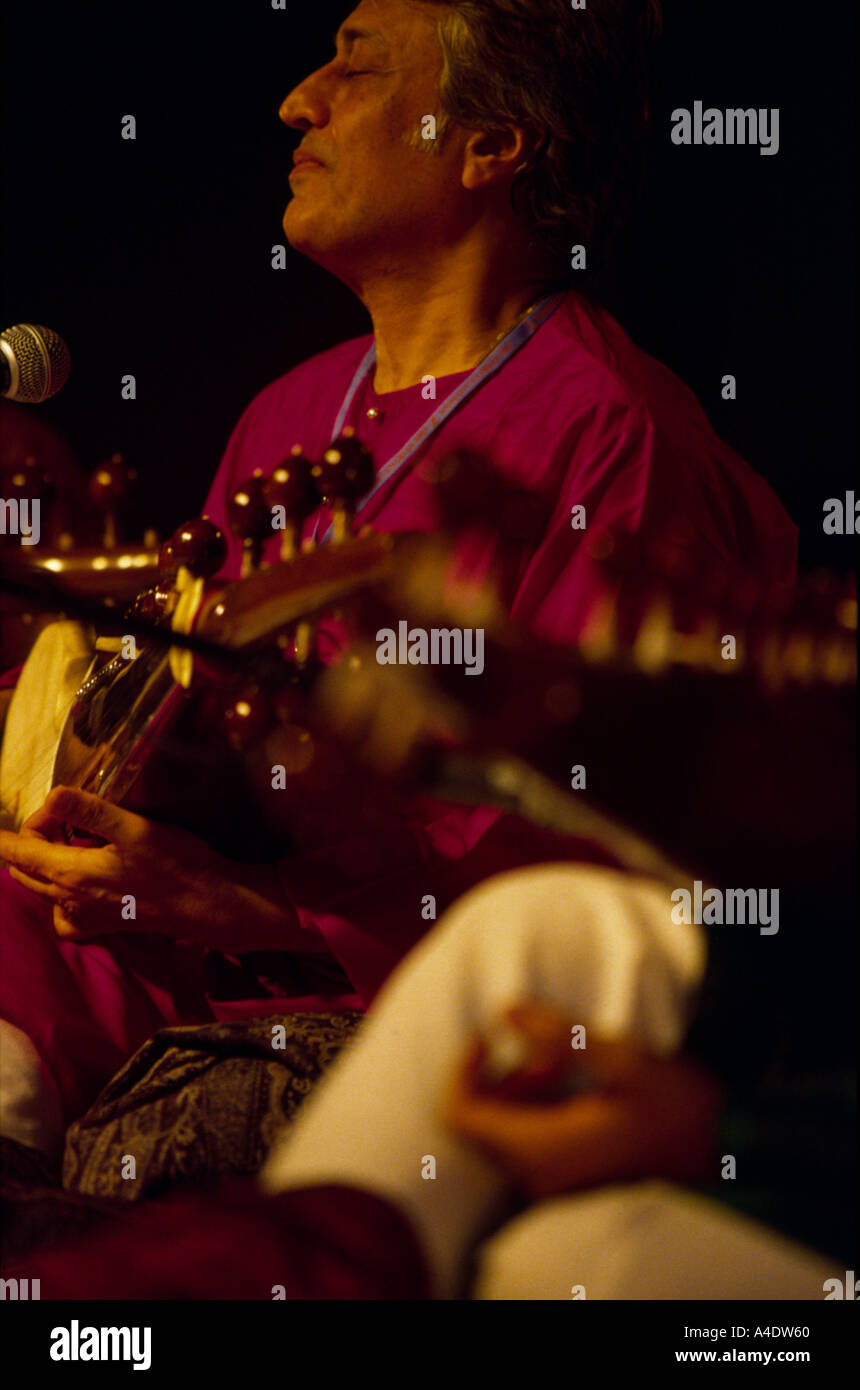 Indischer Musiker Amjad Ali Khan spielt Sarod - ein traditionelles instrument - beim Womad Festival, Kanarische Inseln Stockfoto