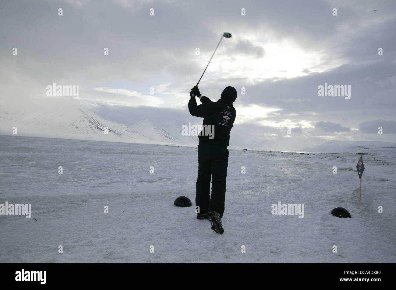 Steve Cowle in der 2004 Drambuie Eis Golfmeisterschaft in Svalbard, Norwegen. Stockfoto