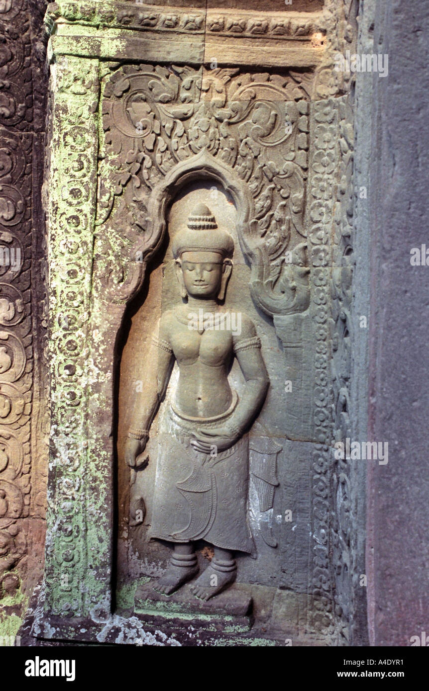 Apsara, oder genauer gesagt ein gesagt, ständigen himmlischen Nymphe, eine geschnitzte Frauenfigur üppige Anlage Angkor, Kambodscha. DW16a Stockfoto