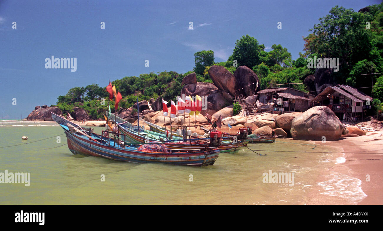 Thai Fischerboote verankert in der Nähe der Strand von Kao Seng, einem Dorf südlich von Songkhla, Süd-Thailand. EZ13 Stockfoto