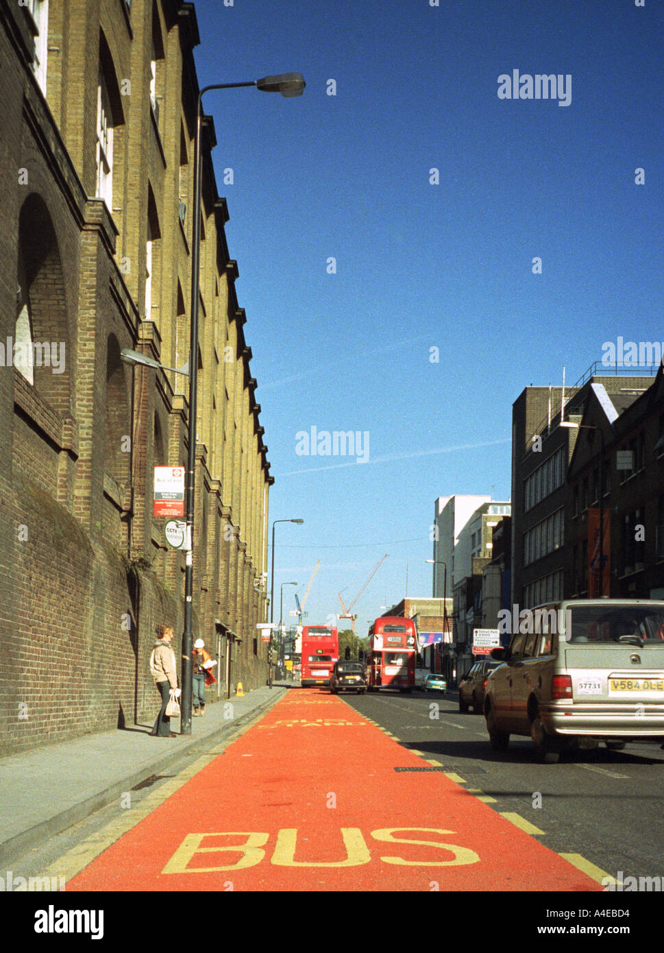 Typische Bushaltestelle und roten Bus Lane London England Großbritannien Stockfoto