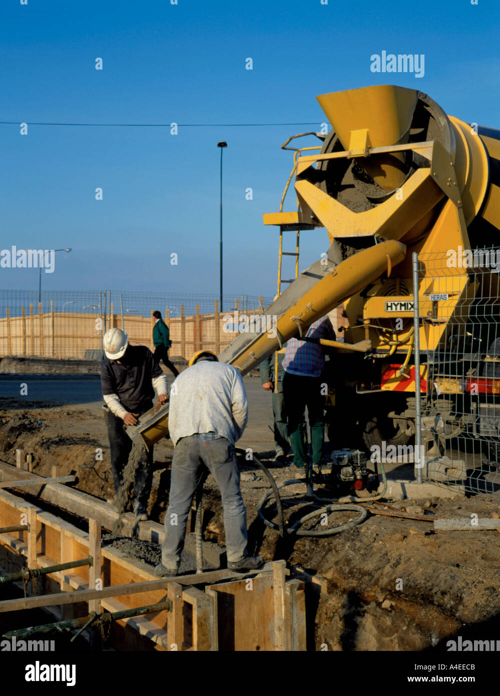 Gießen Beton aus einer Fertigmischung konkrete Wagen, um ein Gebäude als Grundlage. Stockfoto