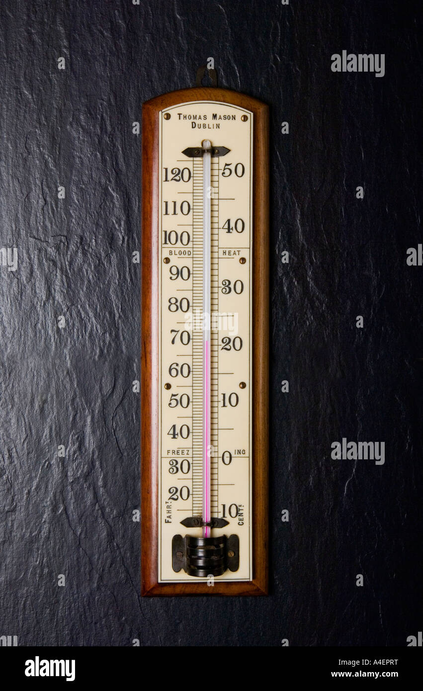 Eine alte Alkohol Wand Thermometer lesen ca. 21 Grad celsius Stockfoto