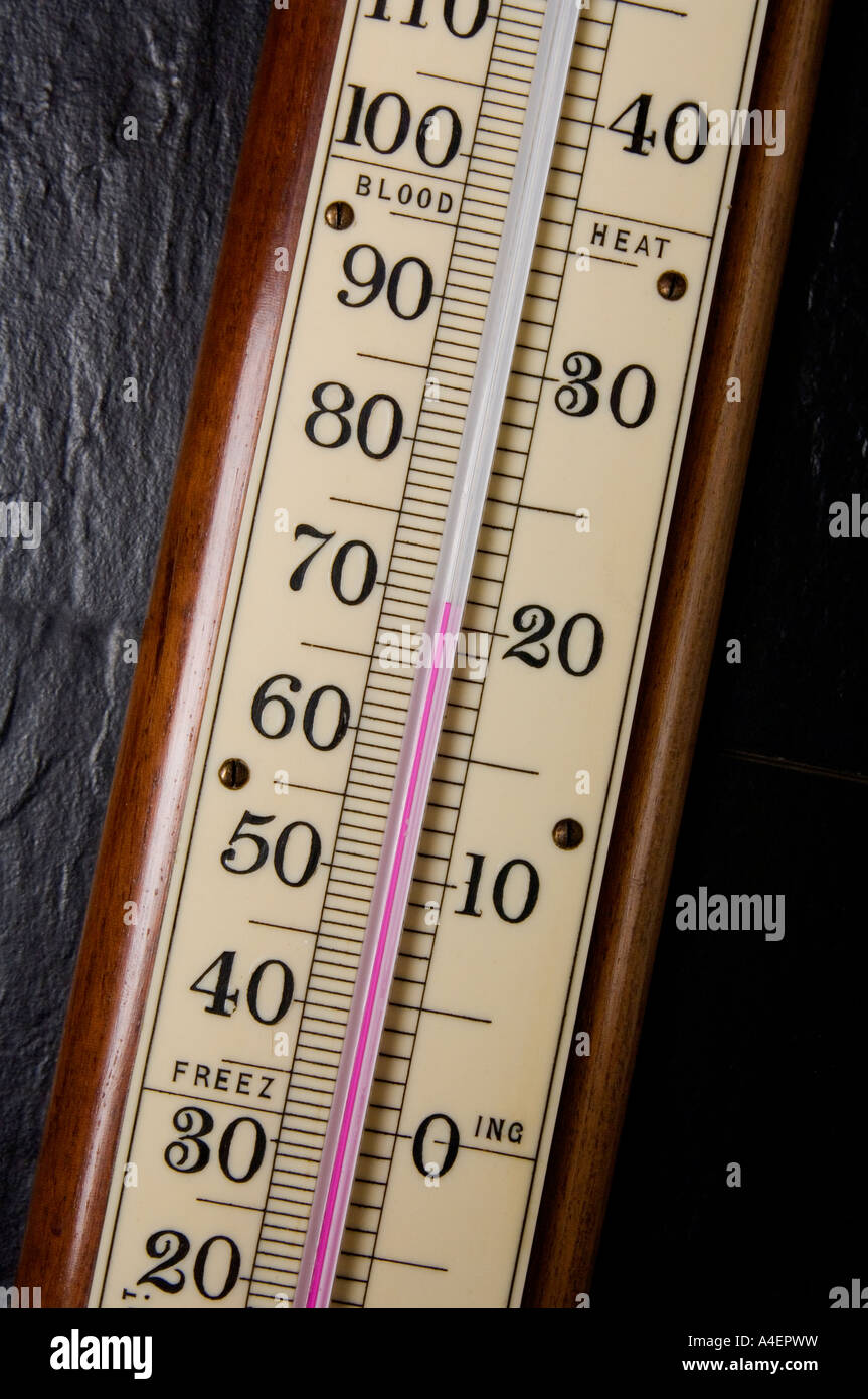 Eine alte Alkohol Wand Thermometer lesen ca. 21 Grad celsius Stockfoto