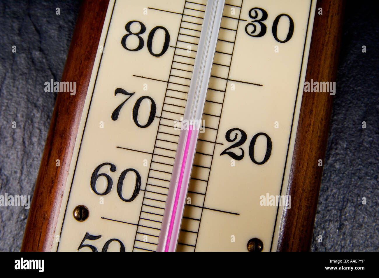 Eine alte Alkohol Wand Thermometer lesen ca. 21 Grad celsius Stockfoto