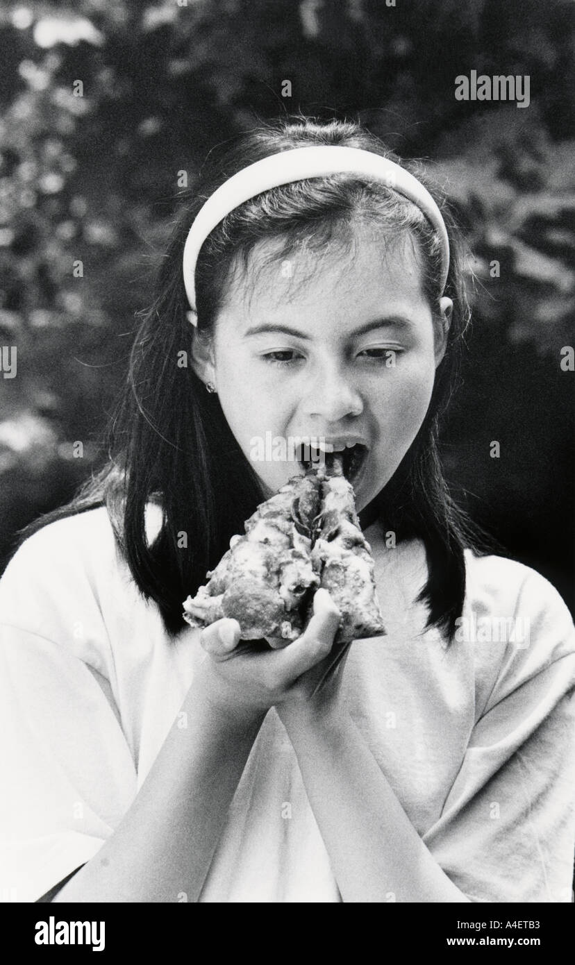 5599 10 13-jähriges Mädchen isst ein Stück Pizza San Francisco Kalifornien USA HERR 1. Stockfoto