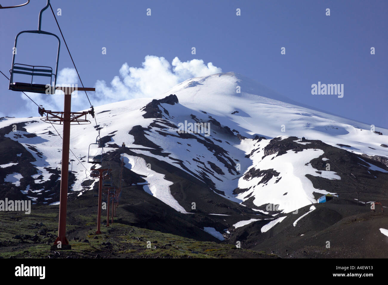 Rauch aus dem Krater des Vulkan Villarrica über Ski Zentrum Sessellift in Pucon La Araucania Lake District in Chile Stockfoto