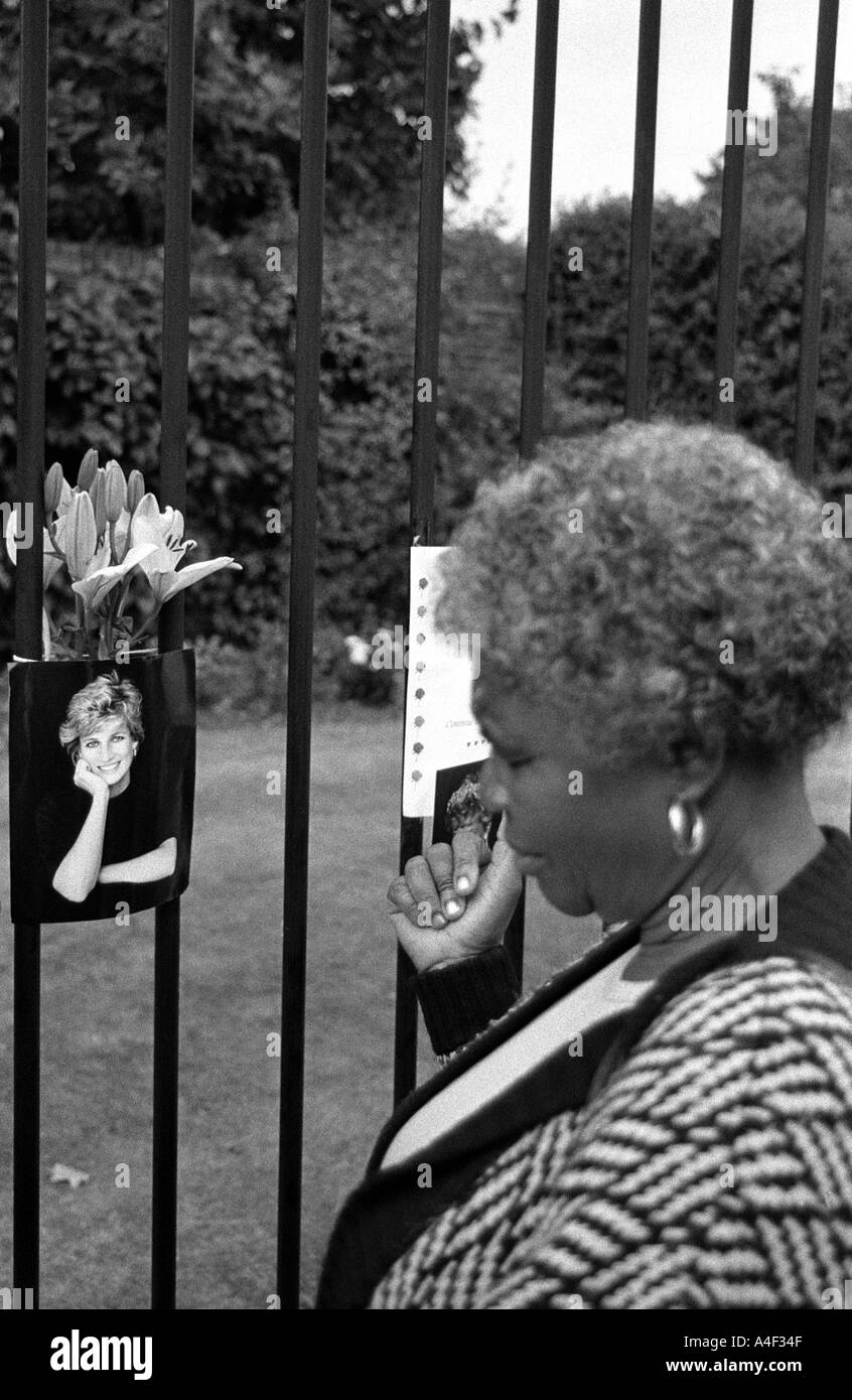 Eine Dame, die Trauernden am Jahrestag des Todes von Prinzessin Diana am Kensington Palace