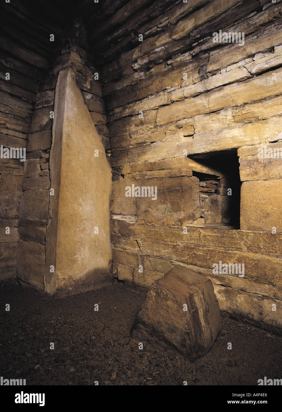 Dh Grabkammer MAESHOWE ORKNEY Neolithische Grab block Stein Kammer innen Schottland chambered Cairn Damm Stockfoto