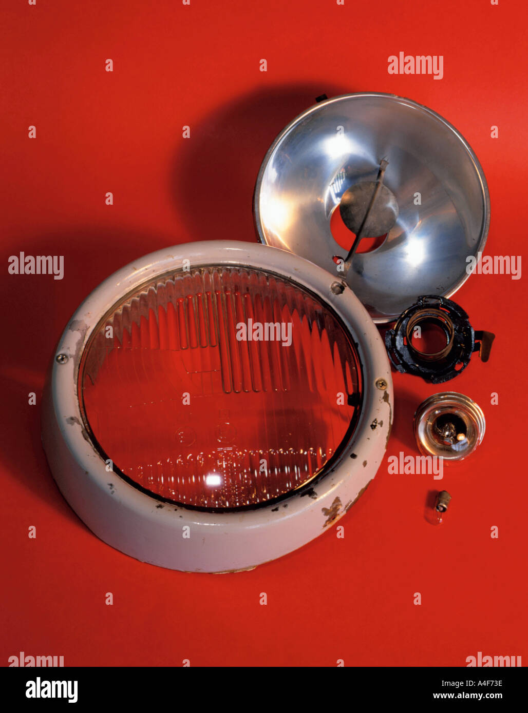 Alten Stil Auto Scheinwerfer zeigt es verschiedene Komponenten zerlegt Stockfoto